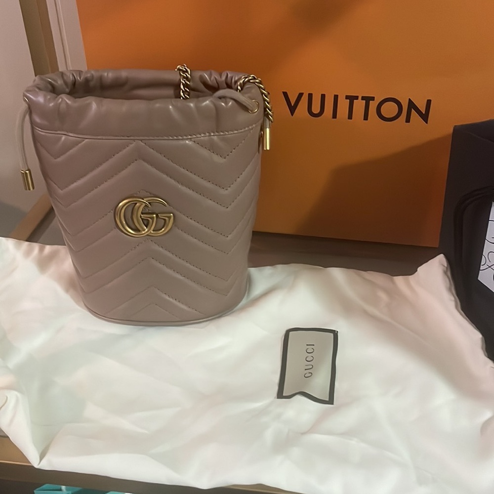 Gucci gg marmont mini bucket bag
